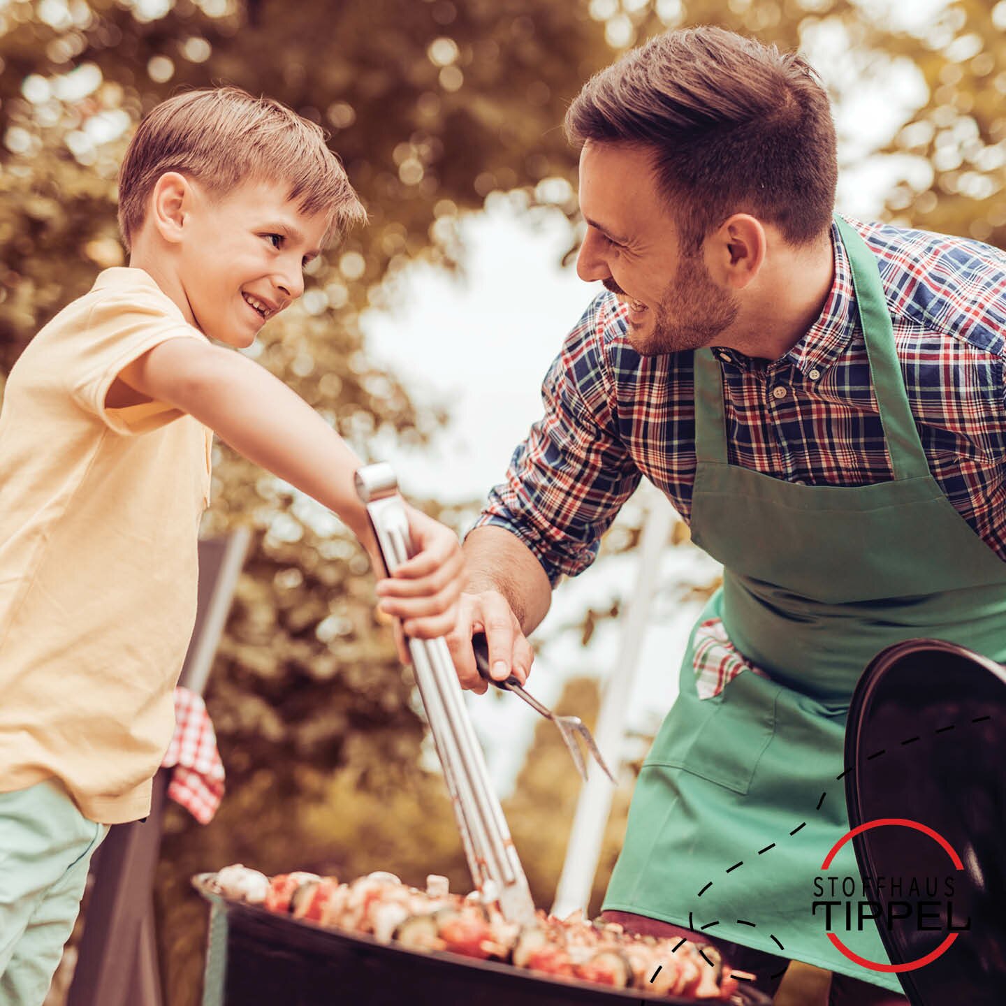 Bild von einem Mann beim Grillen mit Schürze